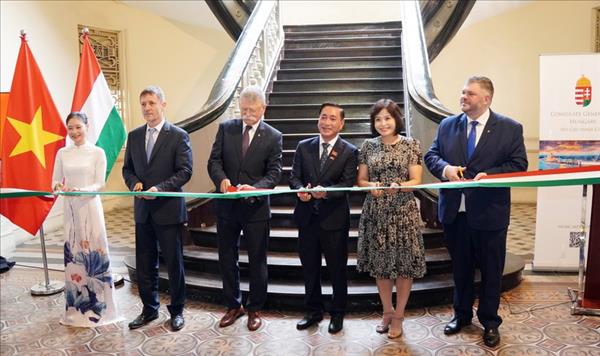 Presidente del Parlamento húngaro asiste a exposición fotográfica sobre Ciudad Ho Chi Minh