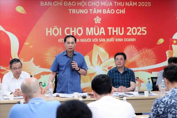 加快施工进度 确保秋季博览会展馆质量