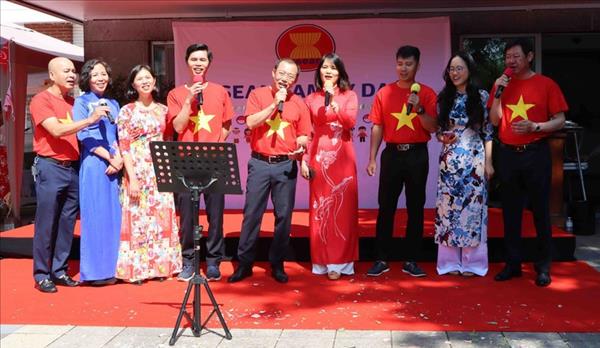 Vietnamese Womens Day shines in Brussels with ao dai, pho