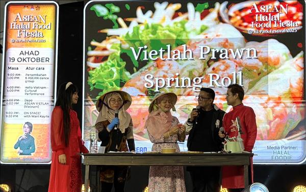 Phụ nữ Việt Nam trình diễn Vẻ đẹp Việt - gửi trọn yêu thương tại Malaysia