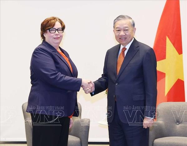 越共中央总书记苏林会见芬兰共产党总书记蒂娜·桑德伯格