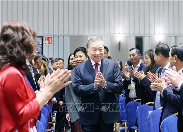 Líder partidista se reúne con comunidad vietnamita en países nórdicos