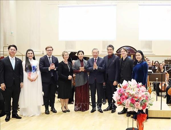 Secretario General del PCV asiste a un concierto especial en Finlandia