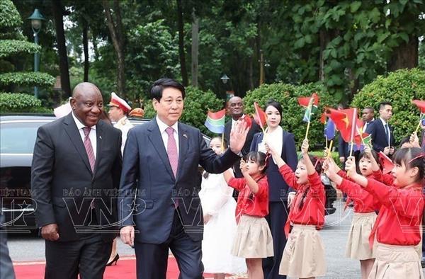 越南国家主席梁强主持国家级仪式 欢迎南非总统访越