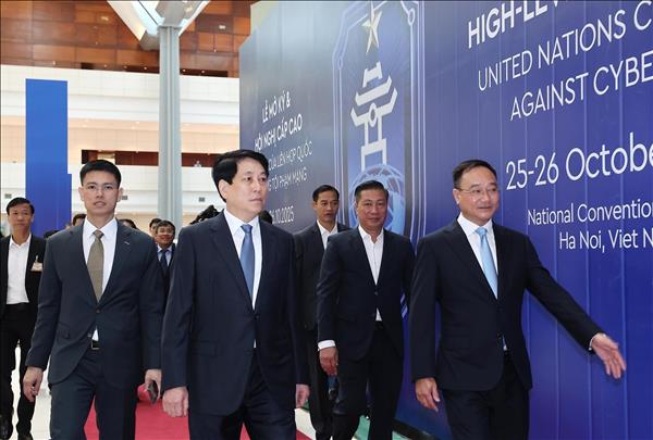 Chủ tịch nước Lương Cường  kiểm tra buổi tổng duyệt Lễ mở ký Công ước Hà Nội