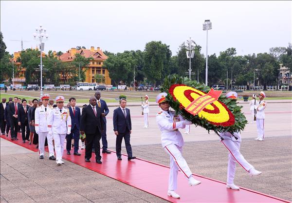 Tổng thống Nam Phi Matamela Cyril Ramaphosa vào Lăng viếng Chủ tịch Hồ Chí Minh
