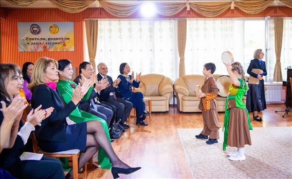 Phu nhân Tổng Bí thư Ngô Phương Ly thăm Trường mầm non số 2 Zvanche (Bulgaria)