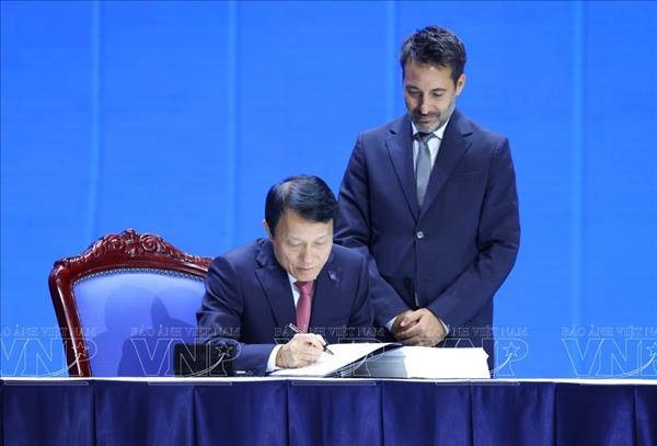 各国代表陆续签署《河内公约》