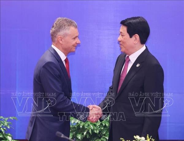 越南国家主席梁强会见澳大利亚贸易与外交助理部长蒂斯特尔思韦特