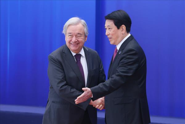 梁强主席迎接出席《河内公约》开放签署仪式的联合国秘书长以及各国代表团团长
