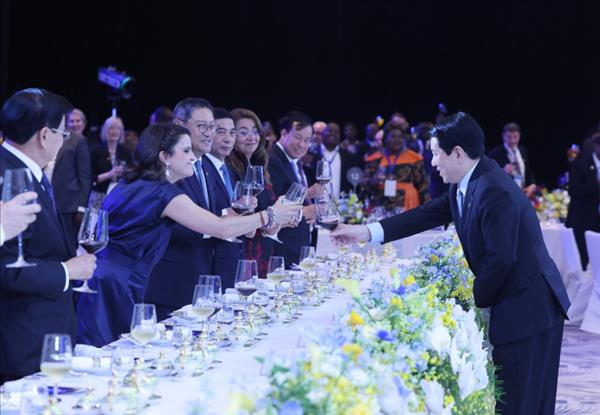 Le président Luong Cuong offre un banquet aux délégations participant à la signature de la Convention de Hanoï