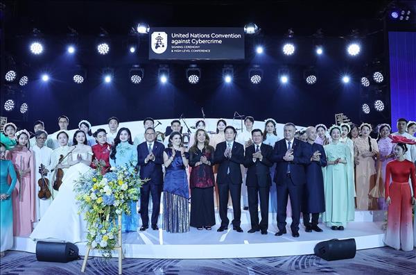 Chủ tịch nước Lương Cường chủ trì chiêu đãi các đoàn tham dự Lễ mở ký Công ước Hà Nội