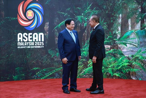 47e Sommet de lASEAN : Le PM malaisien accueille le PM vietnamien et les chefs des délégations