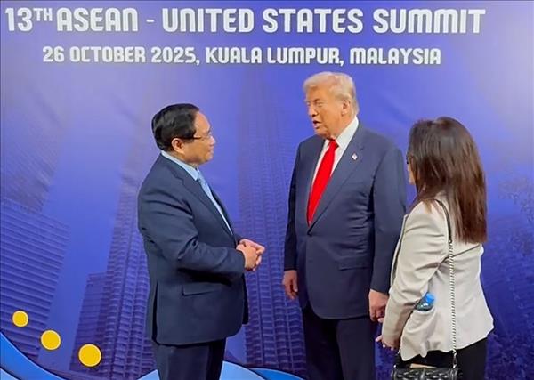 Hội nghị Cấp cao ASEAN 47: Thủ tướng Phạm Minh Chính gặp Tổng thống Hoa Kỳ Donald Trump