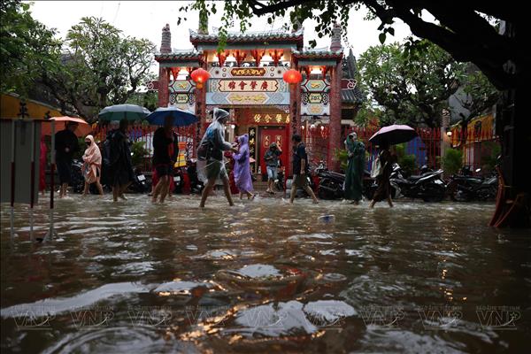 Lũ lên nhanh, Hội An chìm trong biển nước