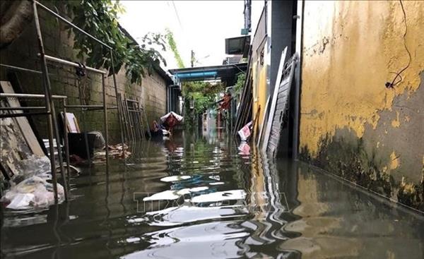 Heavy rain and rising floods hit central region of Vietnam