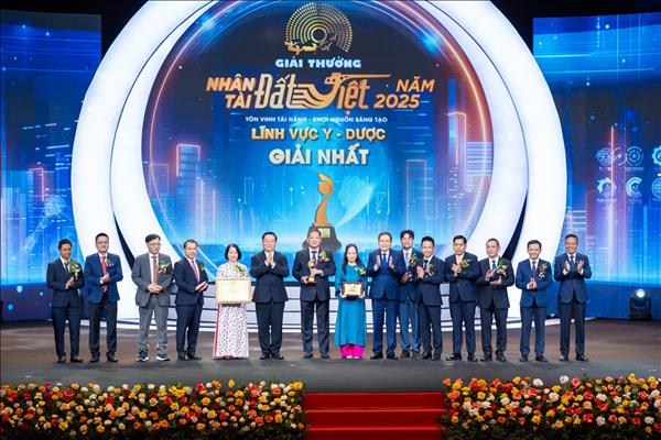 ປະ​ທານ​ສະ​ພາ​ແຫ່ງ​ຊາດ ຫວຽດ​ນາມ ເຂົ້າ​ຮ່ວມ​ພິ​ທີ​ມອບລາງວັນອັດ​ສະ​ລິ​​ຍະດິນ​ແດນ ຫວຽດ ​​ປີ 2025