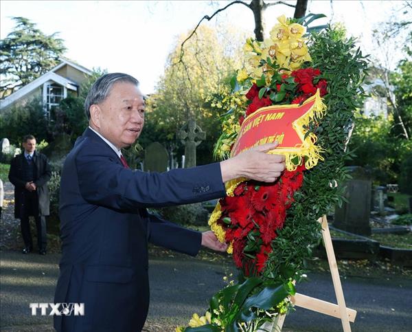 Генеральный секретарь ЦК КПВ То Лам посетил могилу Карла Маркса на кладбище Хайгейт в Лондоне