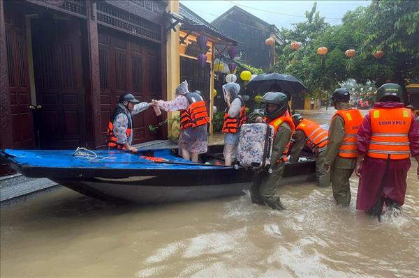팜밍찡 총리, 중부 지역 수해 복구에 신속 지시