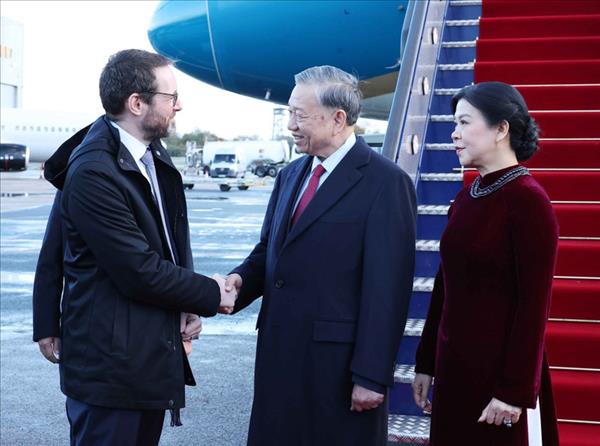 Party General Secretary begins official visit to UK