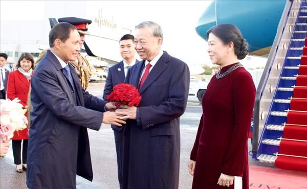 ທ່ານ​ເລ​ຂາ​ທິ​ການ​ໃຫຍ່ ໂຕ​ເລິມ ເດີນ​ທາງ​ຮອດ ລອນດອນ, ເລີ່ມ​ຕົ້ນ​ການ​ຢ້ຽມ​ຢາມ​ລາ​ຊະ​ອາ​ນາ​ຈັກ​ອັງ​ກິດ ແລະ ອຽກ​ລັງ​ເໜືອ ຢ່າງ​ເປັນ​ທາງ​ການ