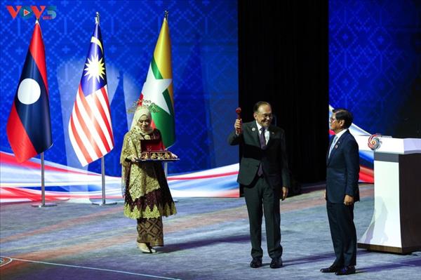 លោកនាយករដ្ឋមន្ត្រី ផាម មិញជីញ អញ្ជើញចូលរួមពិធីបិទកិច្ចប្រជុំកំពូលអាស៊ានលើកទី៤៧