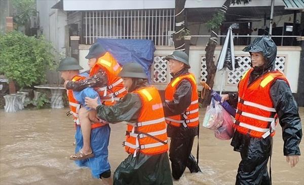 越共中央总书记苏林向受灾群众、干部和战士致慰问信