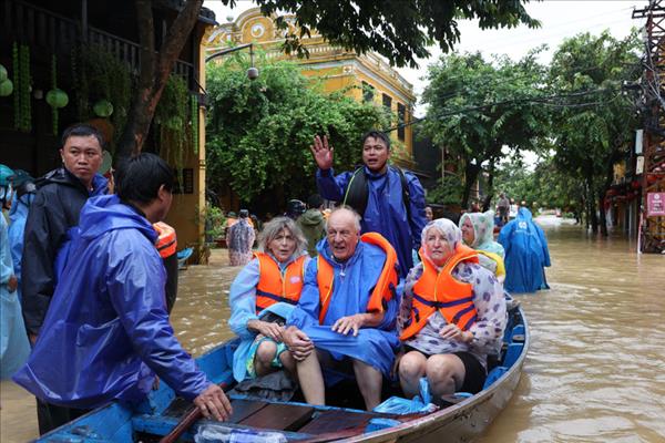 Da Nang declares emergency as heavy rains trigger widespread flooding, landslides