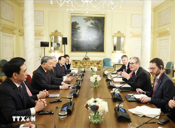 Премьер-министр Соединённого Королевства Великобритании провёл официальную церемонию приветствия и переговоры с Генсекретарём То Ламом