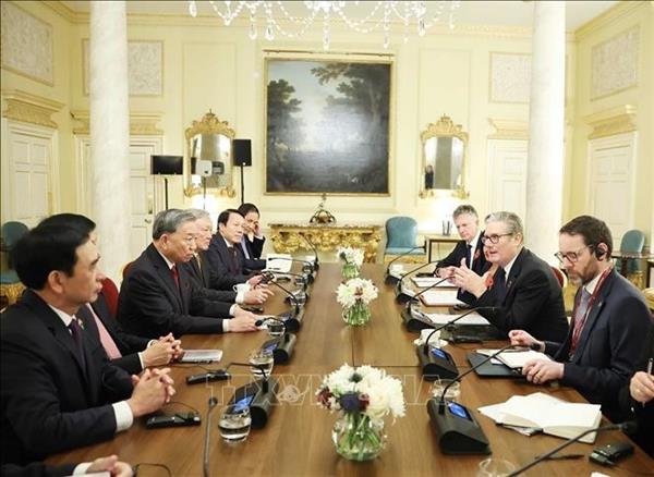 UK Prime Minister welcomes, holds talks with Vietnamese Party General Secretary