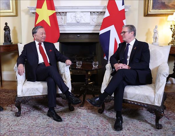 또 럼 당 서기장, 영국 총리와 회담…포괄적 전략적 동반자 관계로 격상 합의