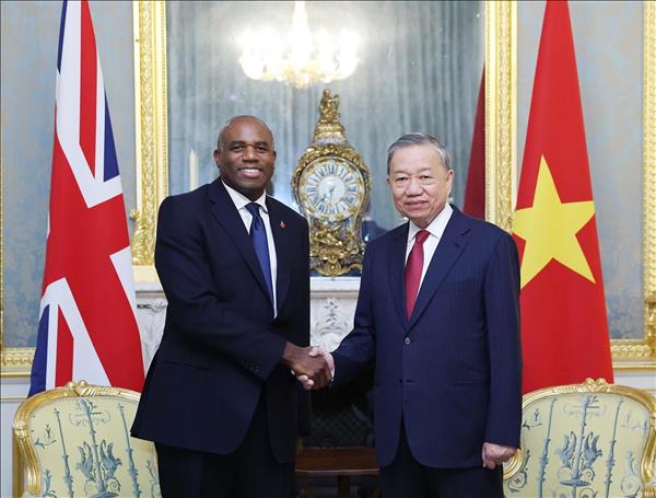 ベトナム書記長 英副首相と会見