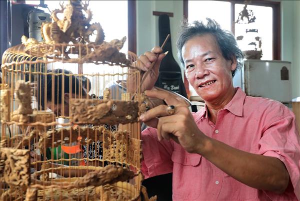 Đệ nhất lồng chim xứ Huế - Người chạm khắc hồn tre Việt