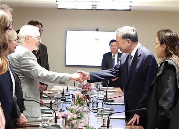 トー・ラム書記長、イギリス共産党の書記長と会見