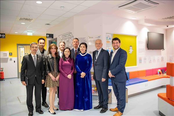 Phu nhân Tổng Bí thư Ngô Phương Ly thăm Bệnh viện Nhi Evelina London