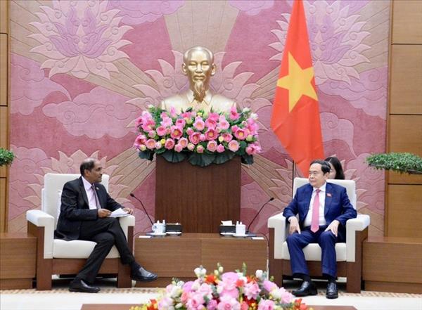 ທ່ານປະທານສະພາແຫ່ງຊາດ ເຈິ່ນແທັງເໝີ້ນ ຕ້ອນຮັບເອກອັກຄະລັດຖະທູດ ອິນໂດເນເຊຍ ແລະ ສິງກະໂປ ປະຈຳ ຫວຽດນາມ