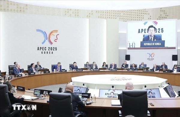 ສັບ​ປະ​ດາ​ວັດ​ທະ​ນະ​ທຳ APEC 2025: ວາ​ລະ​ປິດ​ສັບ​ປະ​ດາ ດ້ວຍ​ວິ​ໄສ​ທັດ​ໃຫ້​ແກ່​ສັງ​ກາດ AI ແລະ ສິ່ງ​ທ້າ​ທາຍ​ໃນ​ບັນ​ຫາປະ​ຊາ​ກອນ