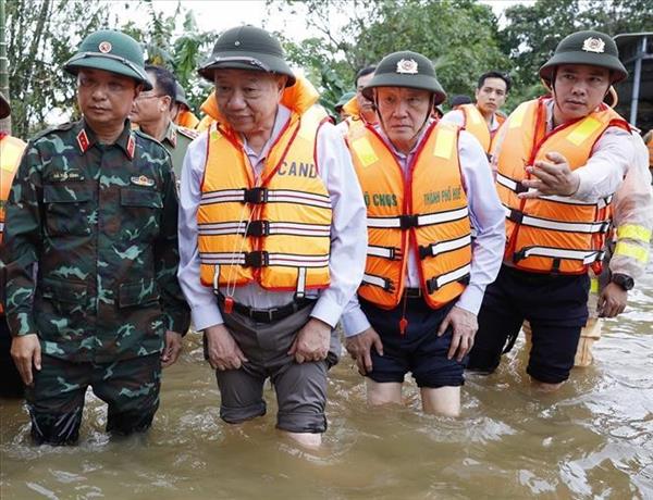 Party chief visits flood-hit Hue city