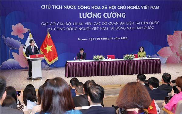 Chủ tịch nước Lương Cường gặp gỡ cán bộ cơ quan đại diện và cộng đồng người Việt Nam tại Đông Nam Hàn Quốc