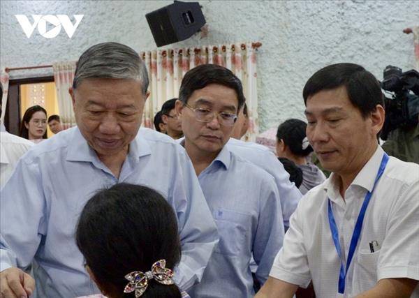 អគ្គលេខាបក្ស លោក តូ ឡឹម អញ្ជើញចុះសួរសុខទុក្ខនិងជូនអំណោយដល់ប្រជាជនដែលរងផលប៉ះពាល់ដោយទឹកជំនន់នៅទីក្រុង Hue