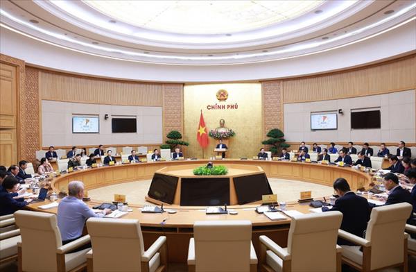 Premier vietnamita insta a acelerar la creación de centro financiero internacional para impulsar el crecimiento