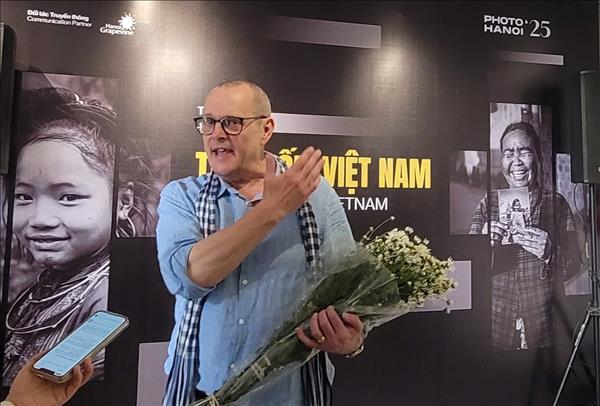 Triển lãm ảnh tái hiện hơn ba thập kỷ đổi thay của Việt Nam