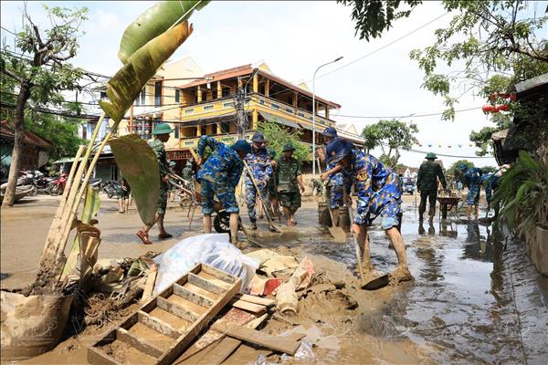 Bộ đội giúp Hội An đẩy nhanh dọn dẹp sau lũ