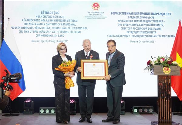 Trao tặng Huân chương Hữu nghị cho người bạn Nga của Việt Nam