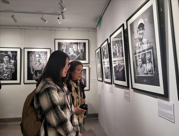 Photo exhibition captures over three decades of Vietnams transformation