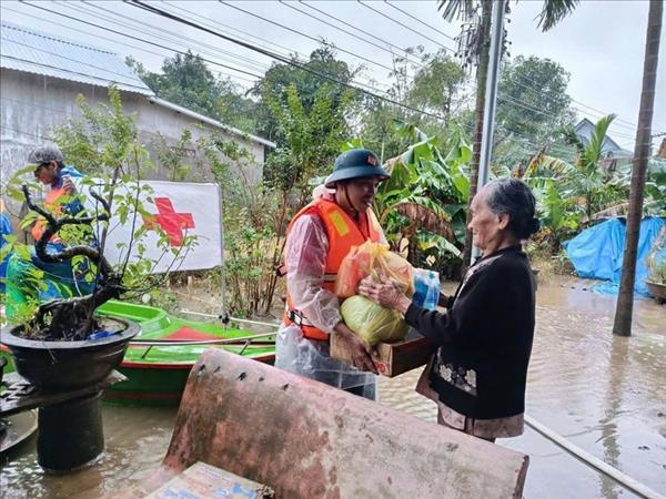 Vietnam Red Cross deploys emergency relief to flood-battered localities
