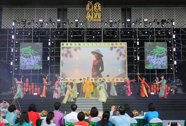 Lễ hội Áo dài Du lịch Hà Nội 2025: Phụ nữ Hà Nội đồng diễn áo dài khẳng định bản sắc văn hóa trong thời kỳ hội nhập