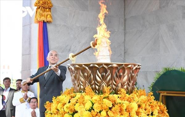 ກຳ​ປູ​ເຈຍ ສະ​ເຫຼີມສະຫຼອງວັນ​ຊາດ​ຄົບ​ຮອບ 72 ປີ