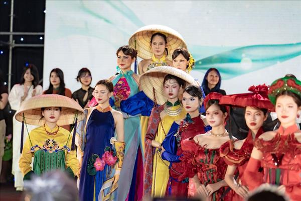 Завораживающие выступления на Фестивале туристического Аозай Ханоя 2025