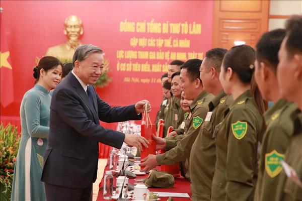 Генеральный секретарь ЦК КПВ встретился с отличившимися участниками сил местной безопасности